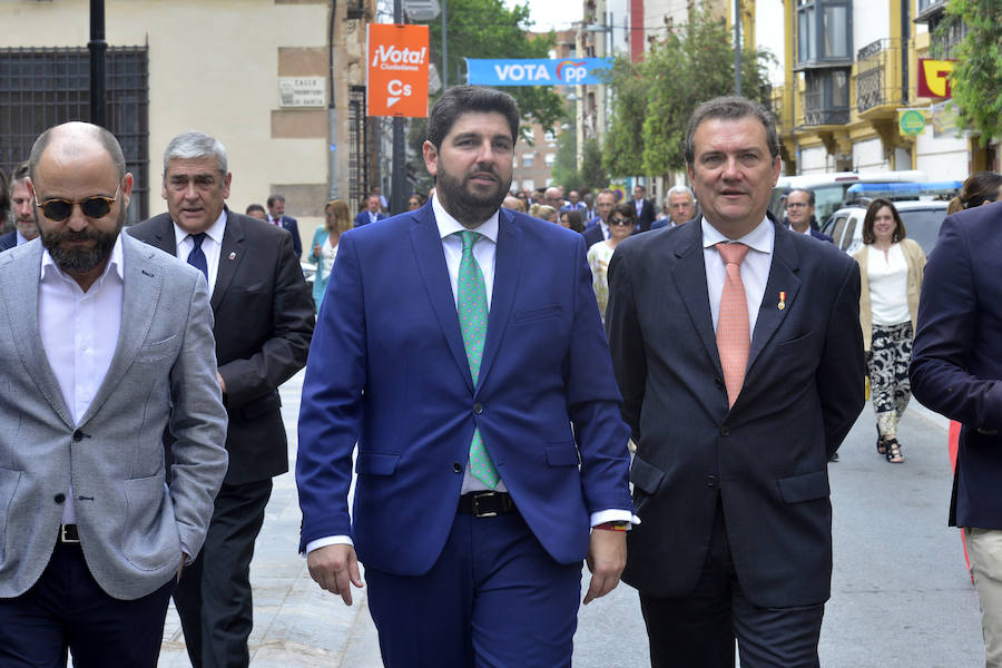 El acto institucional estuvo marcado por las negociaciones para los pactos en la Comunidad y en varios ayuntamientos de la Región