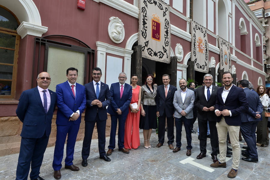 El acto institucional estuvo marcado por las negociaciones para los pactos en la Comunidad y en varios ayuntamientos de la Región