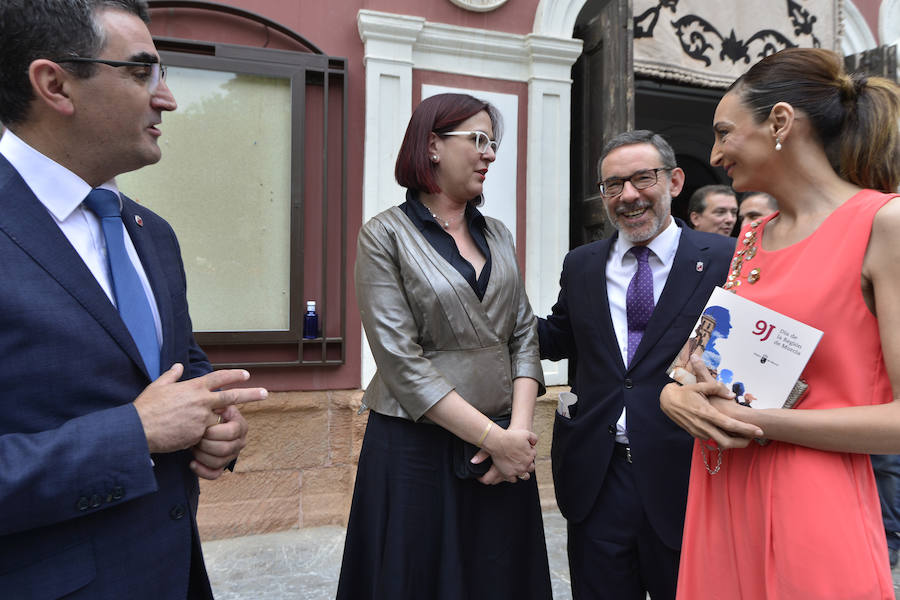 El acto institucional estuvo marcado por las negociaciones para los pactos en la Comunidad y en varios ayuntamientos de la Región