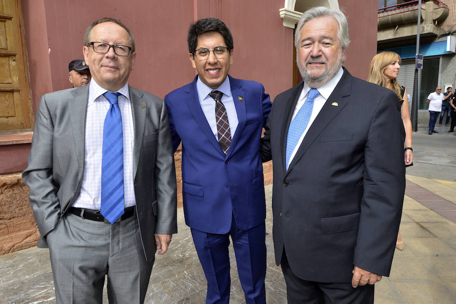 El acto institucional estuvo marcado por las negociaciones para los pactos en la Comunidad y en varios ayuntamientos de la Región