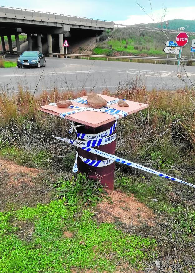 Tubo precintado por la Policía Local entre Los Nietos y el Sabinar, cerca de la carretera RM-12. A la derecha, rescate del niño que cayó a una conducción en El Albujón. 