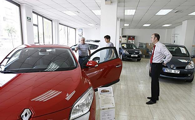 Venta de coches en un concesionario de Murcia, en una imagen de archivo.