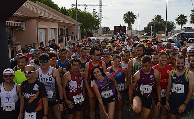 Los corredores antes del inicio de la prueba.