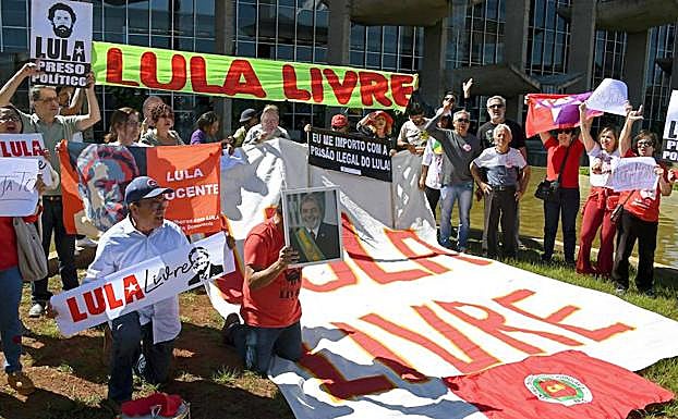 Manifestación ante el Ministerio de Justicia, en Brasilia, para pedir la libertad de Luiz Inacio Lula da Silva.