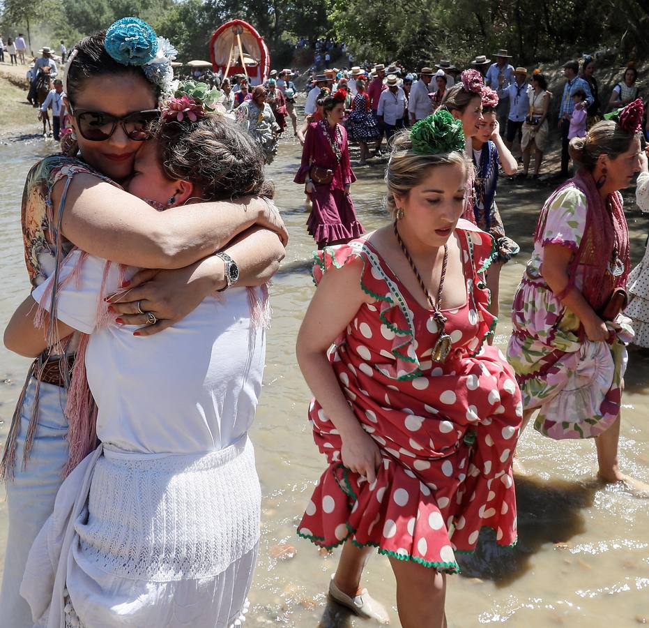 Cientos de personas participan en la romería de Pentecostés 2019, donde los peregrinos surcan los caminos hacia la aldea almonteña de El Rocío (Huelva) para honrar a la Virgen del Rocío.