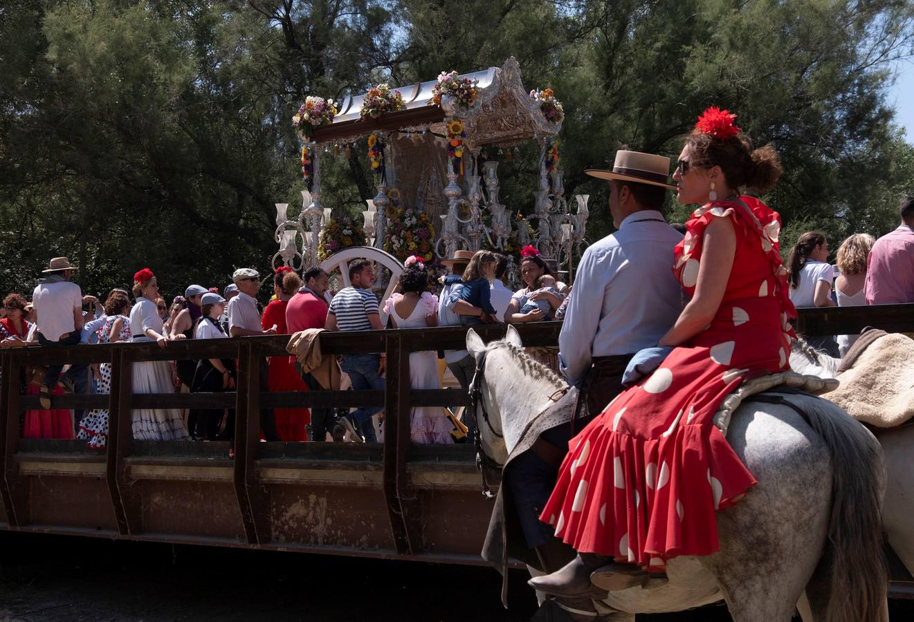 Cientos de personas participan en la romería de Pentecostés 2019, donde los peregrinos surcan los caminos hacia la aldea almonteña de El Rocío (Huelva) para honrar a la Virgen del Rocío.