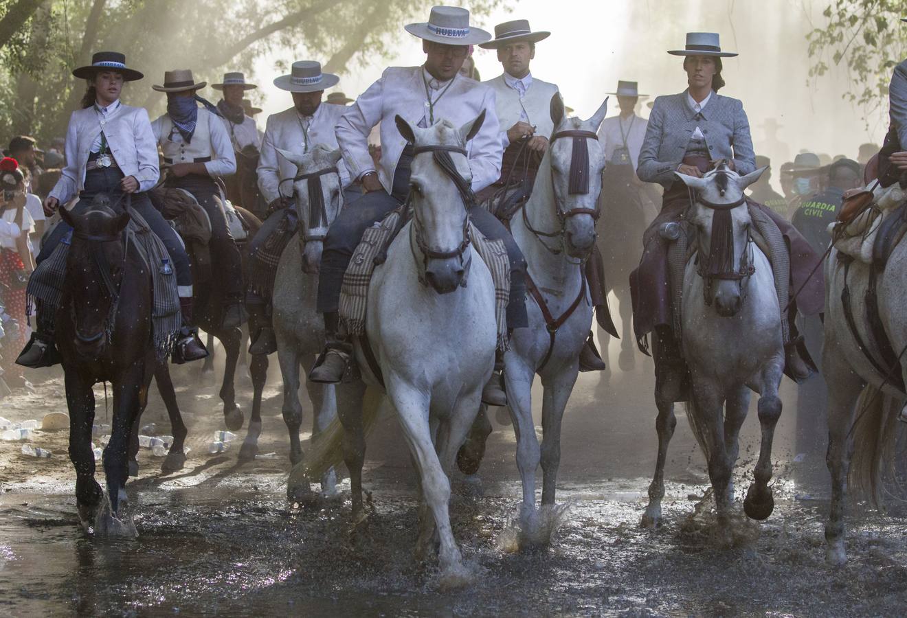 Cientos de personas participan en la romería de Pentecostés 2019, donde los peregrinos surcan los caminos hacia la aldea almonteña de El Rocío (Huelva) para honrar a la Virgen del Rocío.
