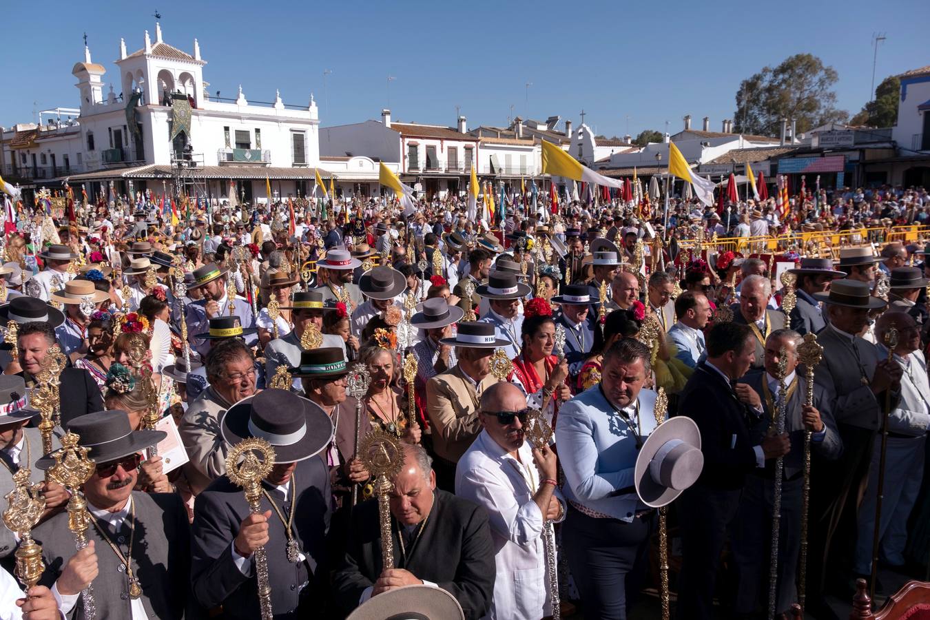Cientos de personas participan en la romería de Pentecostés 2019, donde los peregrinos surcan los caminos hacia la aldea almonteña de El Rocío (Huelva) para honrar a la Virgen del Rocío.