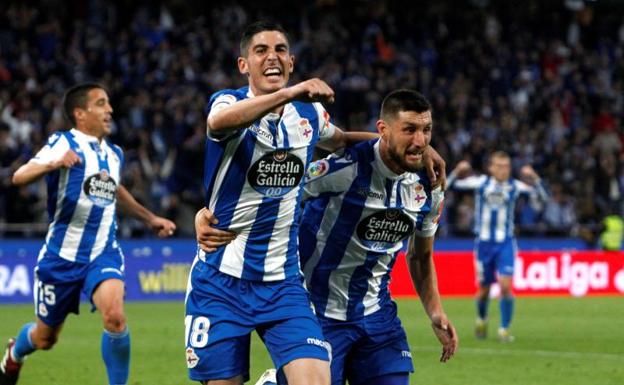 Los jugadores del Deportivo celebran uno de los goles del equipo gallego.