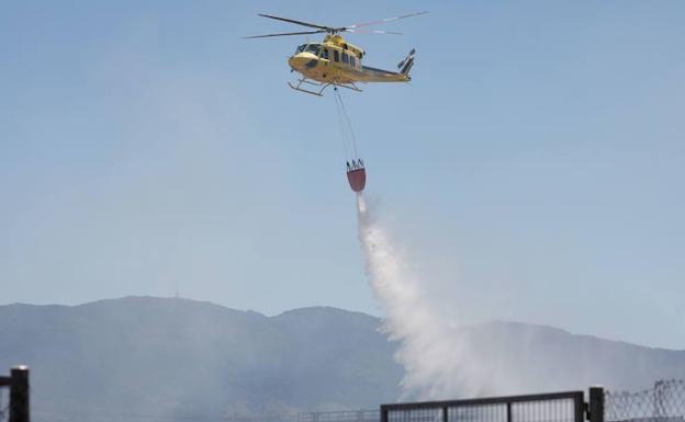 Un helicóptero durante las labores de extinción de un incendio, en una foto de archivo.