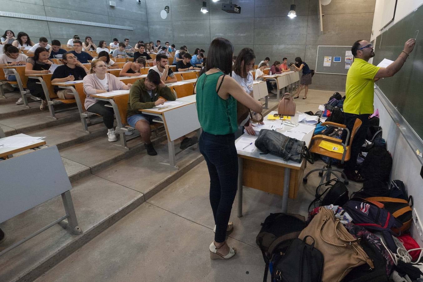 Entre atascos, nervios y enésimos repasos de última hora, los alumnos cartageneros comenzaron los exámenes de acceso a la universidad.