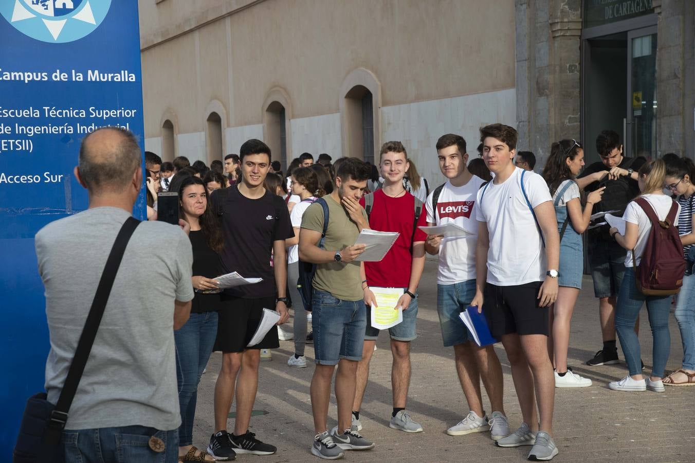 Entre atascos, nervios y enésimos repasos de última hora, los alumnos cartageneros comenzaron los exámenes de acceso a la universidad.