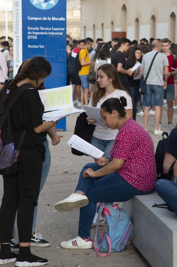 Entre atascos, nervios y enésimos repasos de última hora, los alumnos cartageneros comenzaron los exámenes de acceso a la universidad.