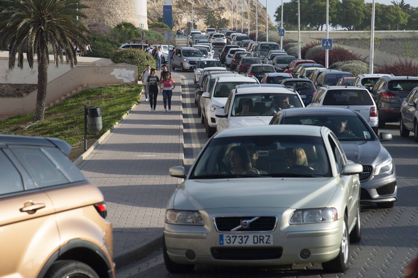 Entre atascos, nervios y enésimos repasos de última hora, los alumnos cartageneros comenzaron los exámenes de acceso a la universidad.
