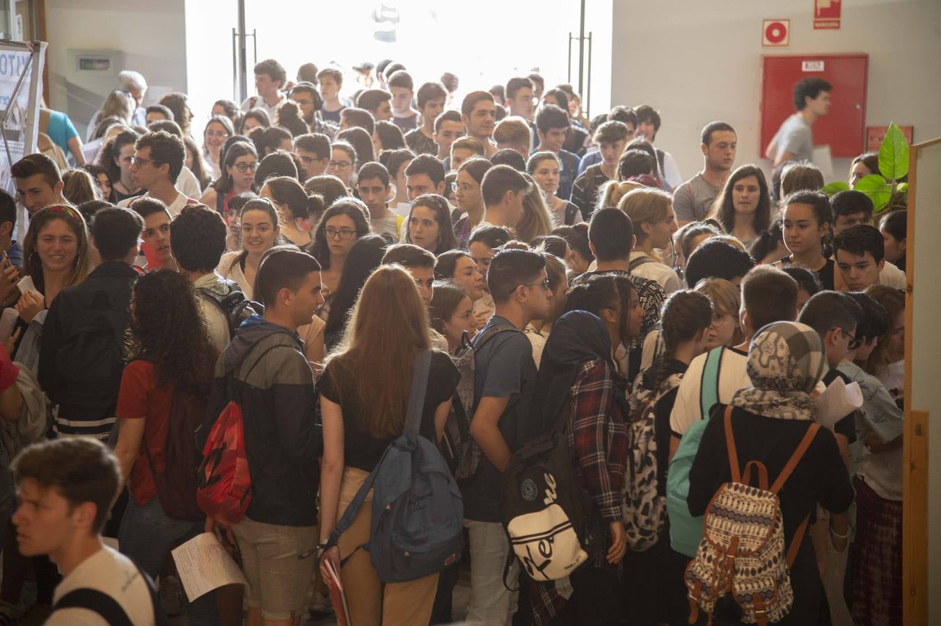 Entre atascos, nervios y enésimos repasos de última hora, los alumnos cartageneros comenzaron los exámenes de acceso a la universidad.