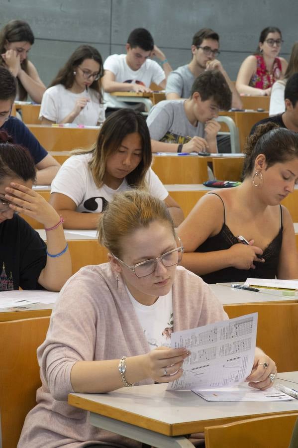 Entre atascos, nervios y enésimos repasos de última hora, los alumnos cartageneros comenzaron los exámenes de acceso a la universidad.