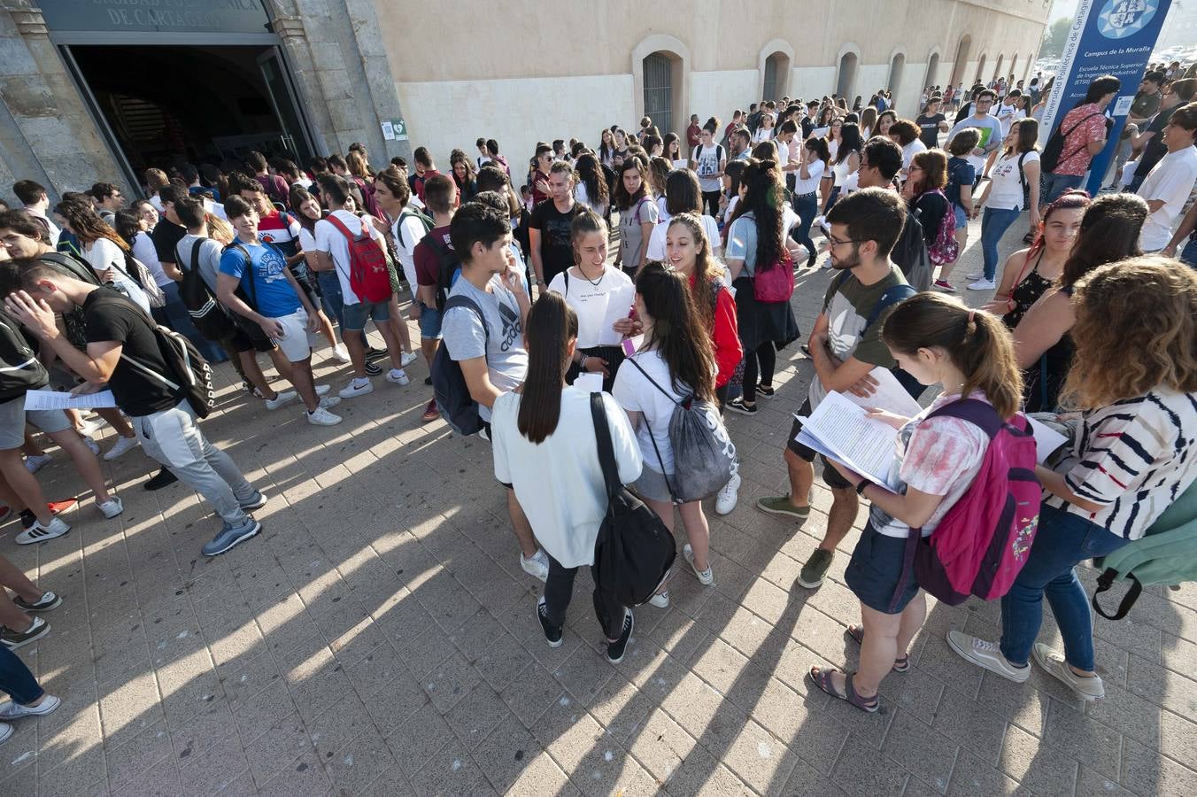 Entre atascos, nervios y enésimos repasos de última hora, los alumnos cartageneros comenzaron los exámenes de acceso a la universidad.