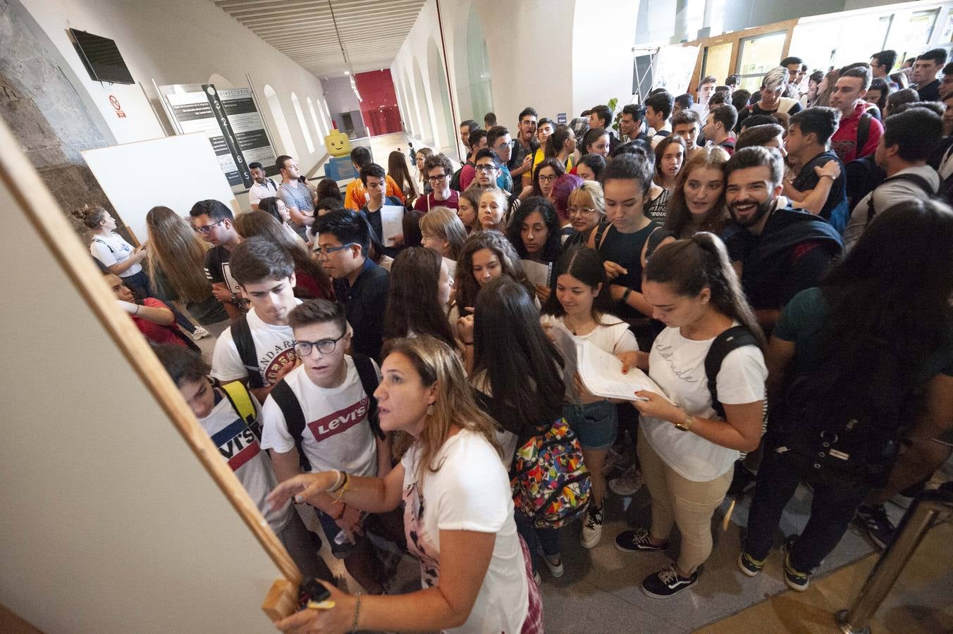 Entre atascos, nervios y enésimos repasos de última hora, los alumnos cartageneros comenzaron los exámenes de acceso a la universidad.