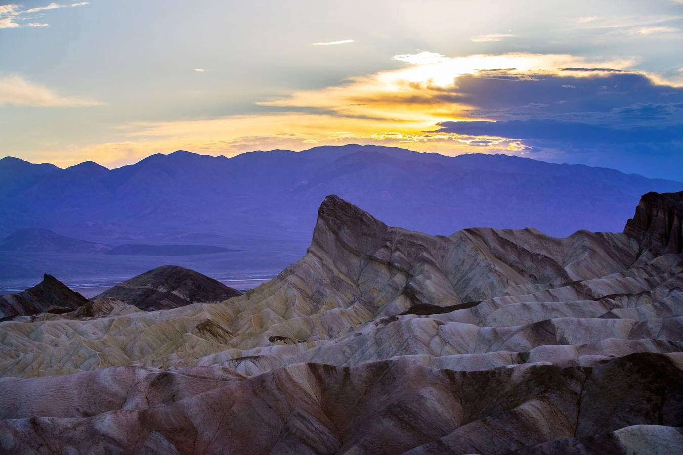 Una turista camina por las dunas de Mesquite, en el Valle de la Muerte, cercano a Furnace Creek, en California, Estados Unidos. El Valle de la Muerte atrajo a más de 1,65 millones de visitantes en 2018.