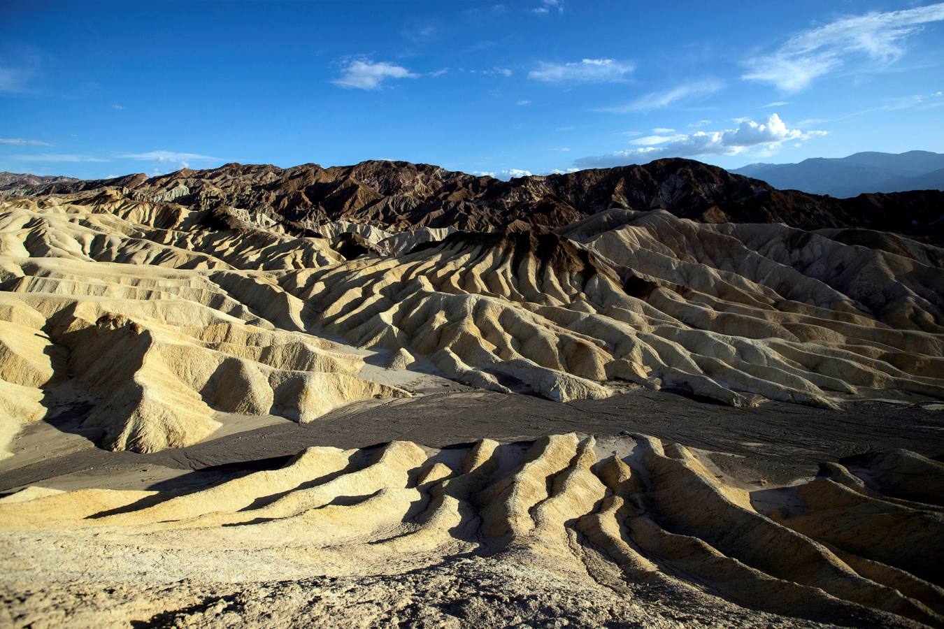 Una turista camina por las dunas de Mesquite, en el Valle de la Muerte, cercano a Furnace Creek, en California, Estados Unidos. El Valle de la Muerte atrajo a más de 1,65 millones de visitantes en 2018.