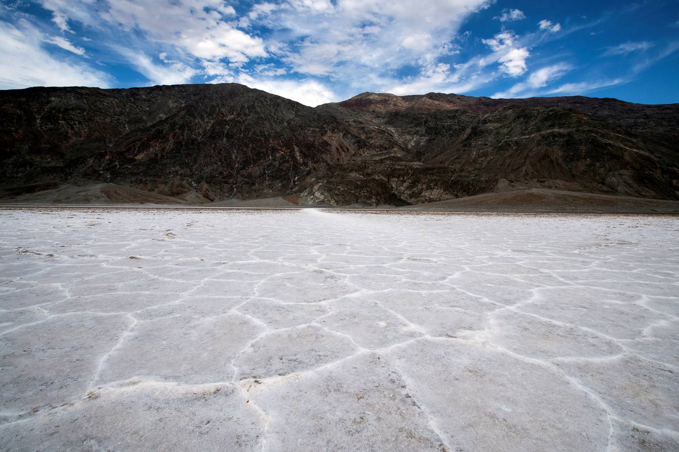 Una turista camina por las dunas de Mesquite, en el Valle de la Muerte, cercano a Furnace Creek, en California, Estados Unidos. El Valle de la Muerte atrajo a más de 1,65 millones de visitantes en 2018.