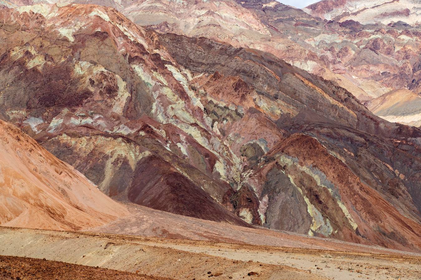 Una turista camina por las dunas de Mesquite, en el Valle de la Muerte, cercano a Furnace Creek, en California, Estados Unidos. El Valle de la Muerte atrajo a más de 1,65 millones de visitantes en 2018.