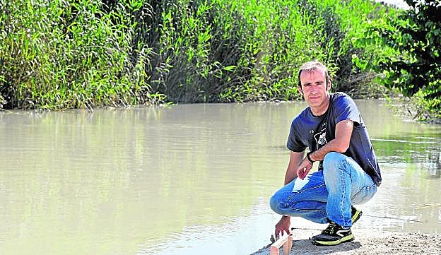 Eduardo Lafuente, en la orilla del Segura a su paso por La Arboleja (Murcia). 