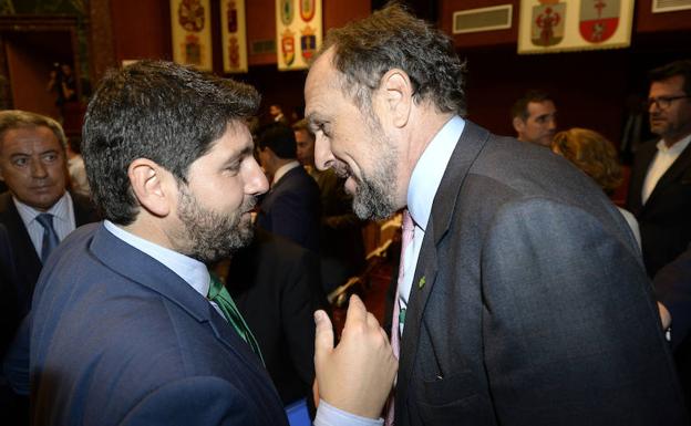 López Miras y Luis Gestoso dialogan, este martes, durante la sesión constitutiva de la Asamblea Regional.