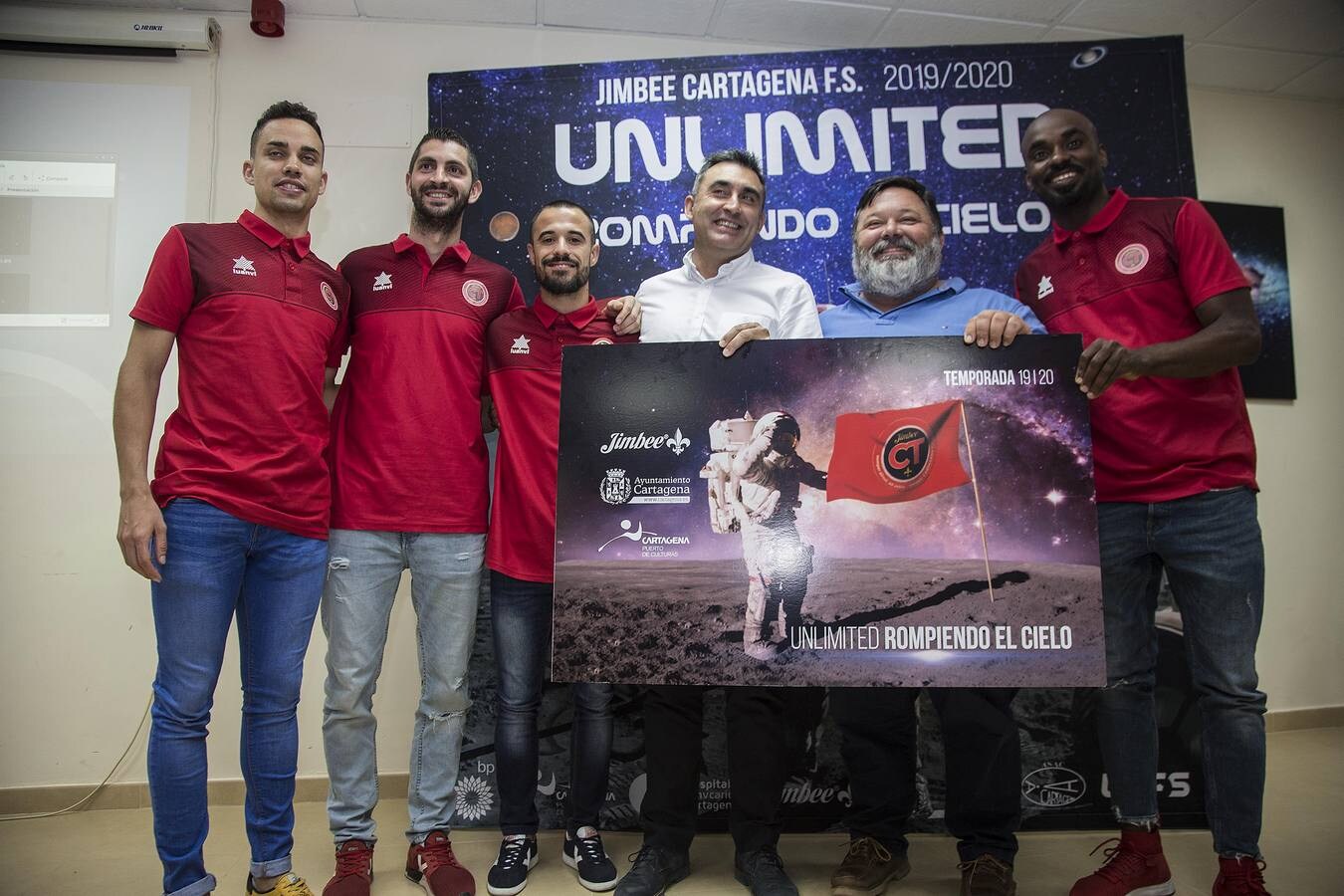 El Jimbee Cartagena 19-20 dio anoche un nuevo salto hacia adelante con la presentación de su campaña de abonados, con la que el club quiere recordar y homenajear el 50 aniversario de la llegada del hombre a la luna.