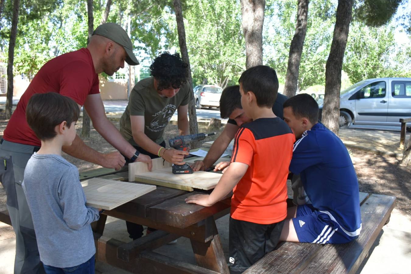 20 jóvenes del municipio de Bullas han construido e instalado varias cajas nido para murciélagos .