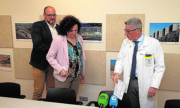 Los profesores de la UPCT Joaquín Roca y Beatriz Hernández, junto al gerente del área de salud II, José Sedes. 