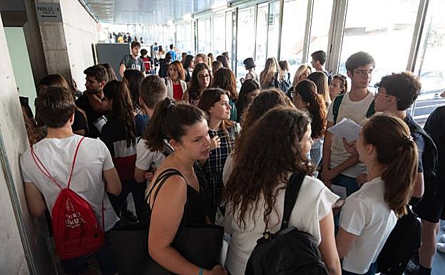 Alumnos esperan para entrar a uno de los exámenes de la EBAU, en la Universidad de Murcia. 