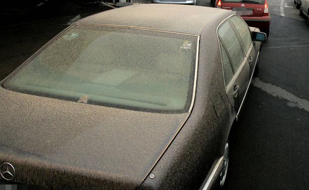 Un coche, cubierto de tierra, como consecuencia de una tormenta con barro.