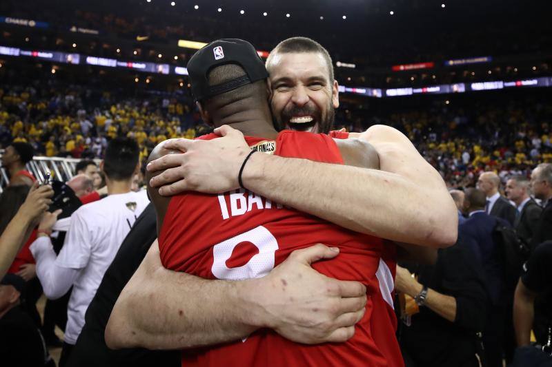 Abrazo entre Serge Ibaka y Marc Gasol, los dos españoles campeones.