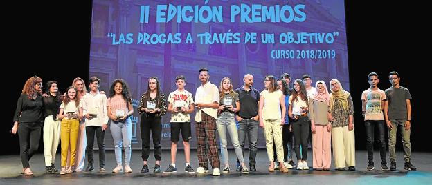 Alumnos de los cuatro institutos premiados y de los tres finalistas en el programa 'Las drogas a través de un objetivo', ayer, en el Teatro Circo. 