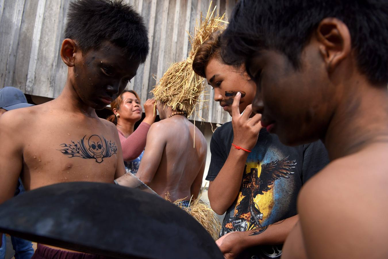 Varias personas participan en la ceremonia que honra la memoria de los espíritus del hogar de la aldea Pring Ka-Ek, este viernes en Nom Pen (Camboya). Los residentes buscan prevenir enfermedades y potenciar las cosechas a través de estos rituales milenarios.