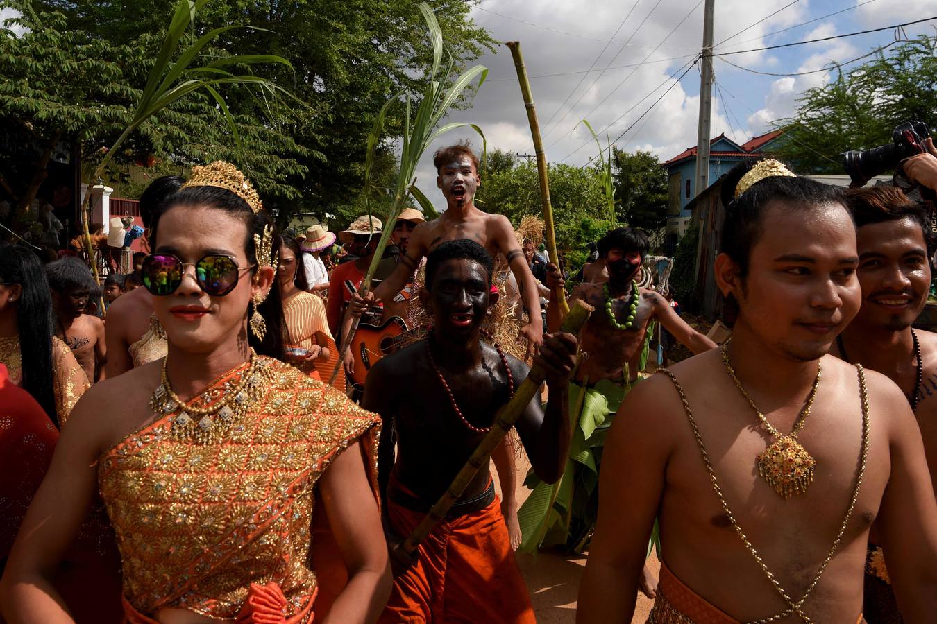 Varias personas participan en la ceremonia que honra la memoria de los espíritus del hogar de la aldea Pring Ka-Ek, este viernes en Nom Pen (Camboya). Los residentes buscan prevenir enfermedades y potenciar las cosechas a través de estos rituales milenarios.
