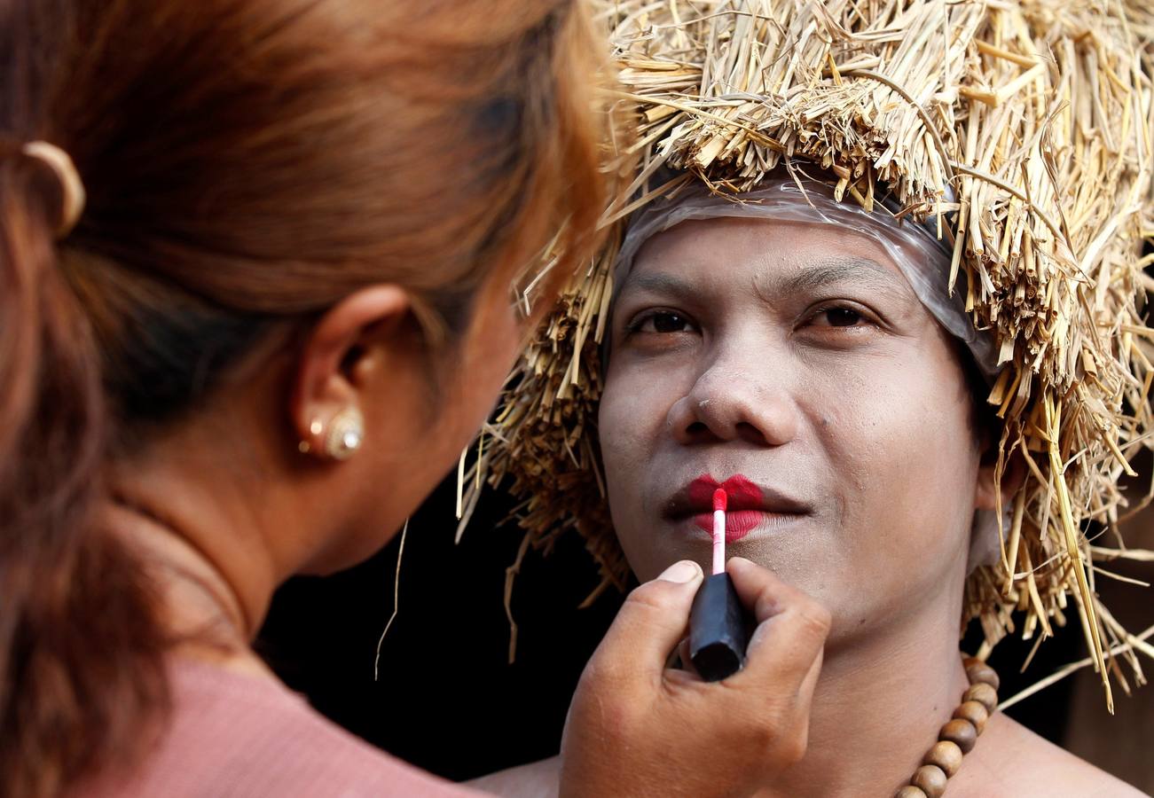 Varias personas participan en la ceremonia que honra la memoria de los espíritus del hogar de la aldea Pring Ka-Ek, este viernes en Nom Pen (Camboya). Los residentes buscan prevenir enfermedades y potenciar las cosechas a través de estos rituales milenarios.