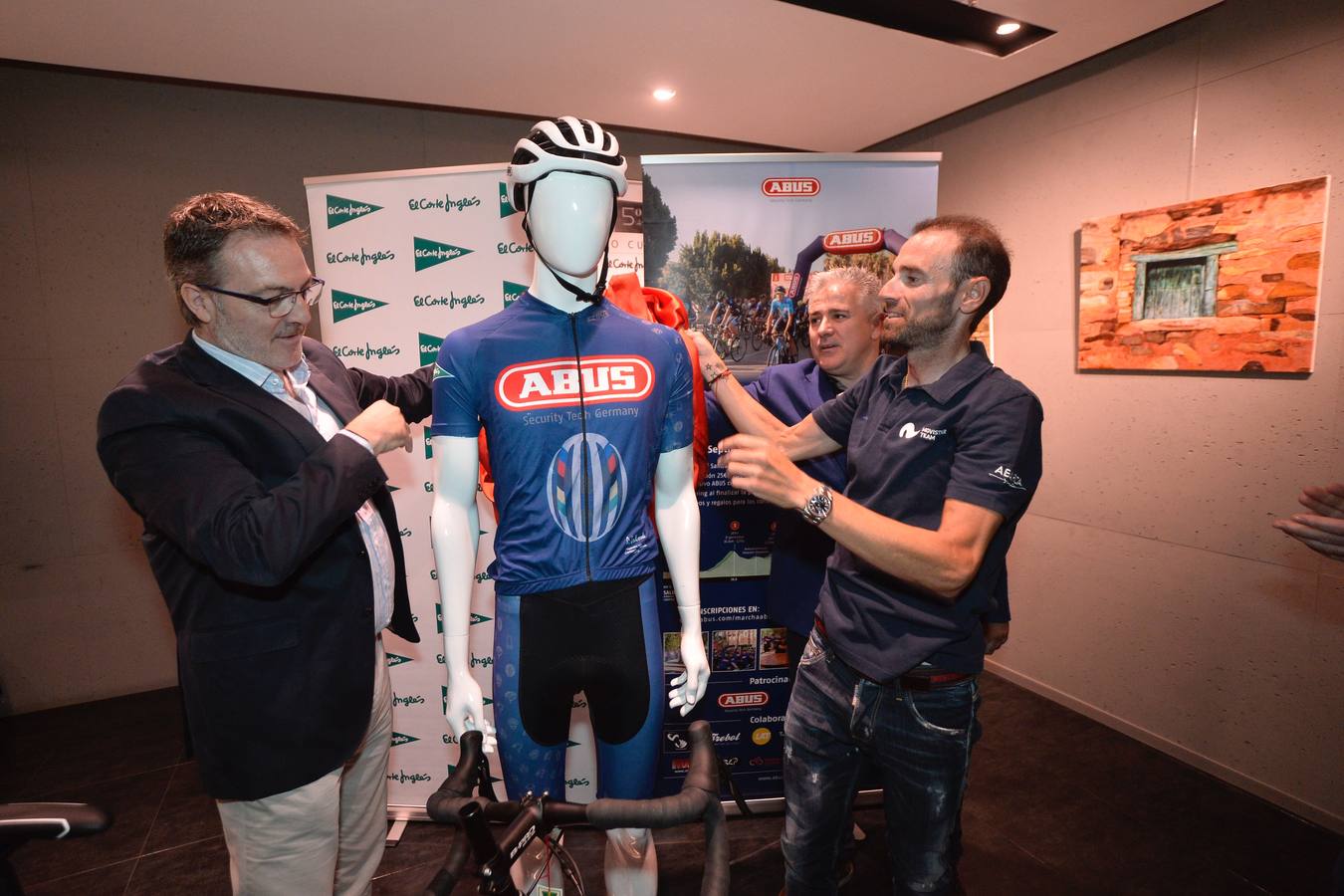 Una nueva prueba para los amantes del ciclismo se ha instaurado en Murcia. Fue presentada en El Corte Inglés y contó con la presencia de un invitado de excepción: el campeón mundial Alejandro Valverde.