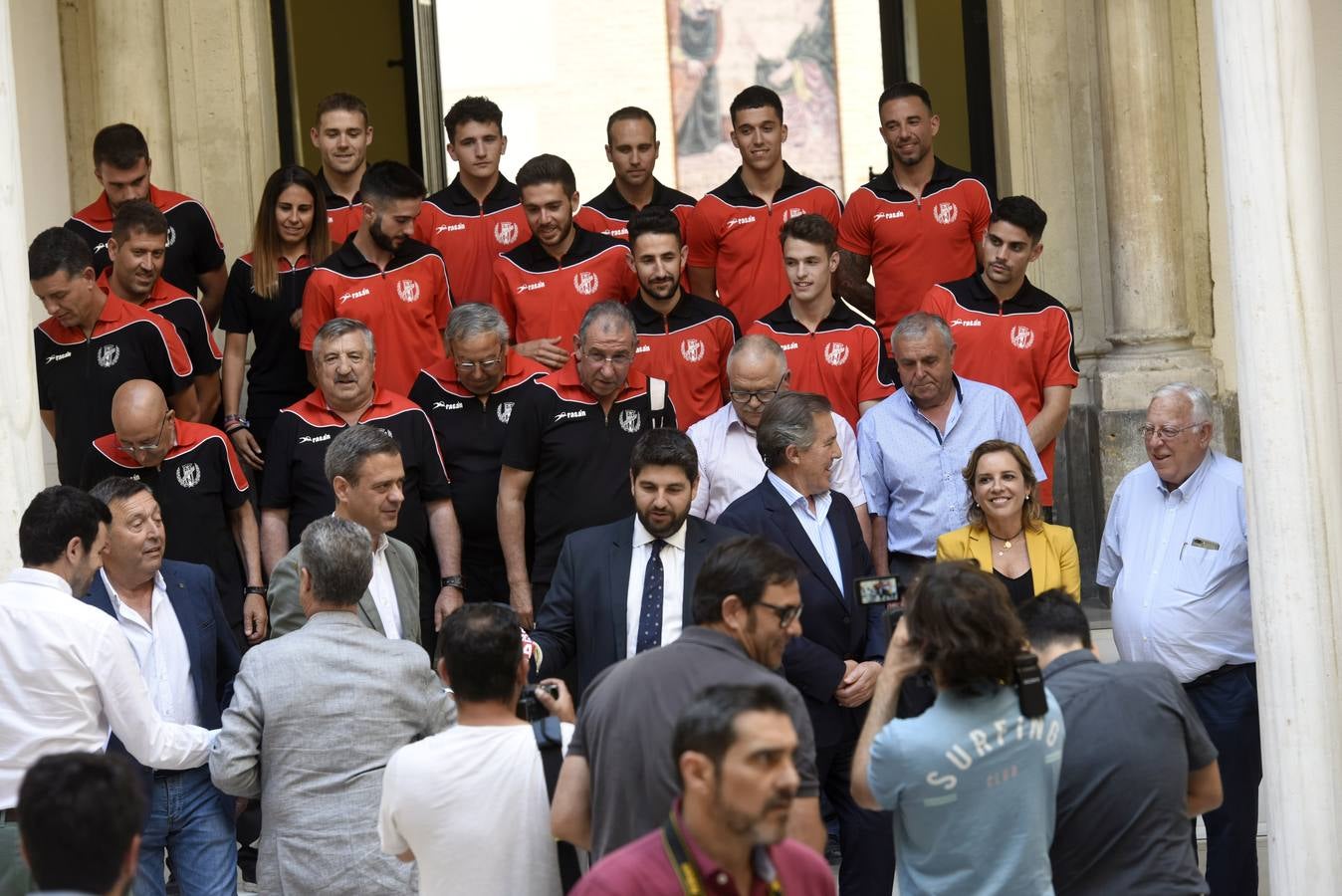 Jugadores, técnicos y directivos del Yeclano, campeón del grupo XIII de Tercera División y nuevo equipo de Segunda B, fueron recibidos por el presidente López Miras en el palacio de San Esteban.