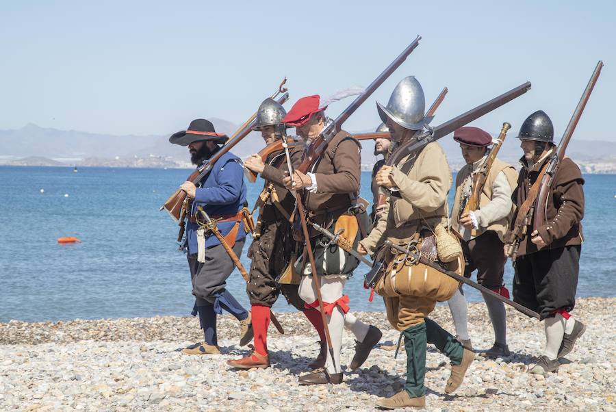 La recreación del Socorro de La Azohía en 1595, cuando los piratas argelinos invadieron la zona, reúne a más de doscientas personas