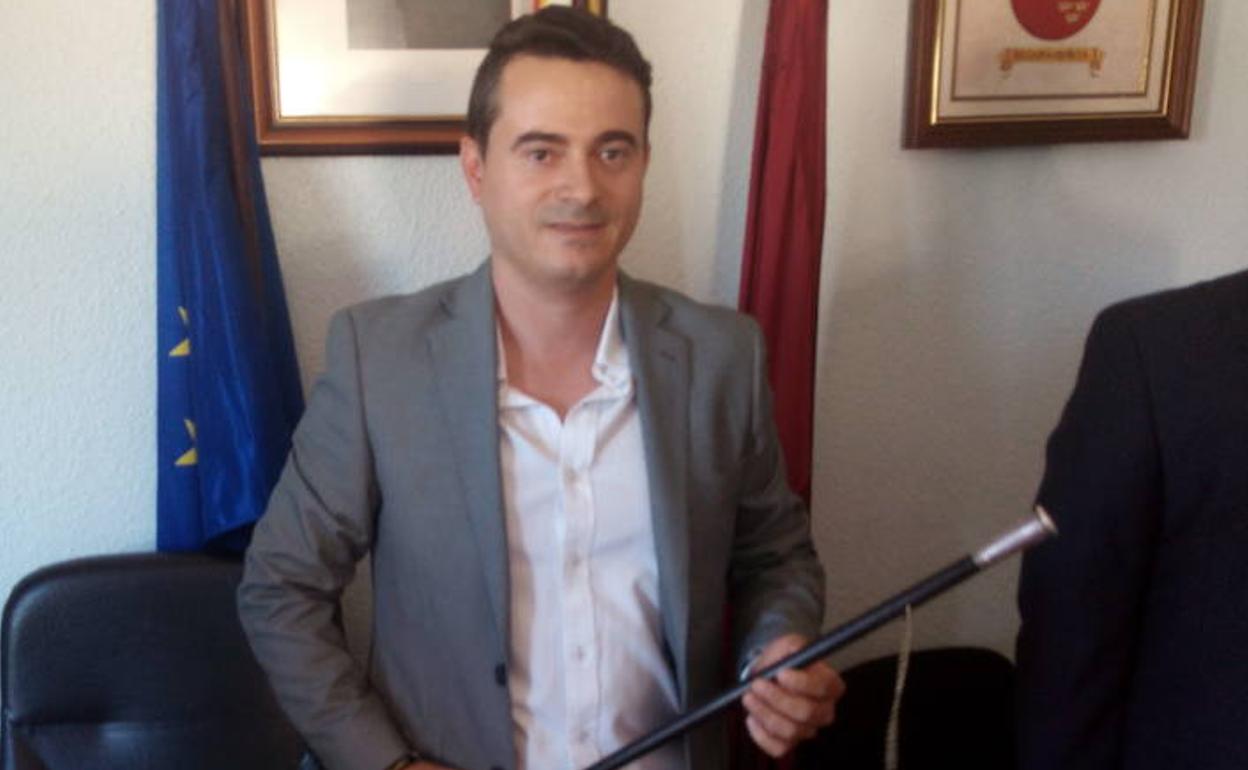 José Luis Casales, este sábado, con el bastón de mando.