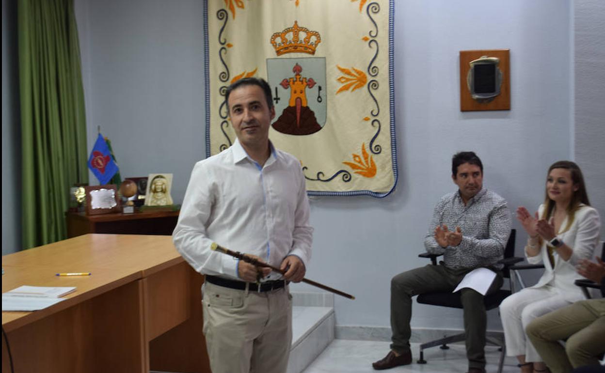 Javier Andreo, con el bastón de mando, tras ser elegido regidor.