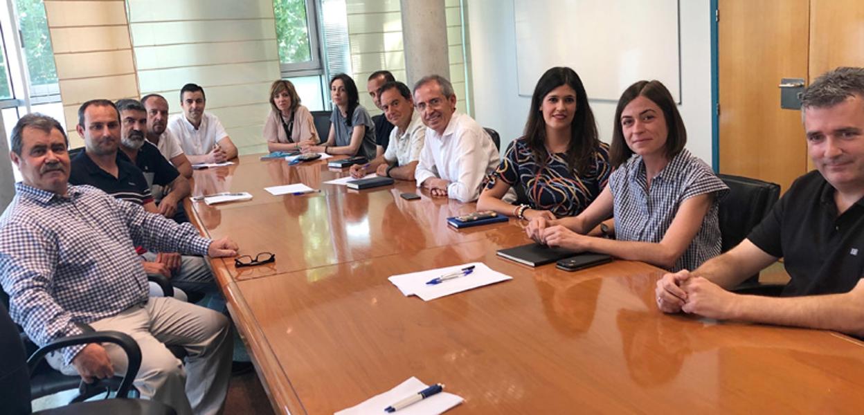 Vecinos y representantes institucionales analizaron el problema en un encuentro celebrado en la sede de Familia. 