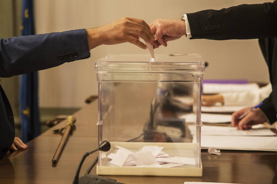 Un pacto de última hora de PSOE y PP, que incluye a Ciudadanos y que rechaza Diego Conesa, deja a MC sin el poder y da la alcaldía los dos primeros años a la socialista y los dos últimos a la popular