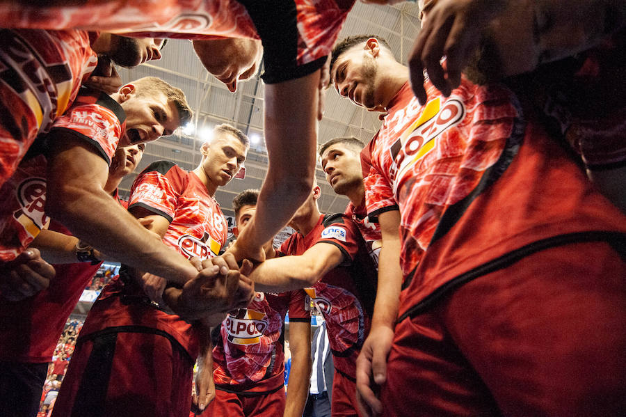 Los de Giustozzi remontaron una desventaja de dos goles para ganar en la tanda tras empatar a 3; serán campeones si ganan el lunes en el Palacio