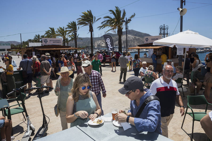 Cientos de personas se aglutinaron en la explanada del puerto para conocer a una de las estrellas de Masterchef y disfrutar de la gastronomía local
