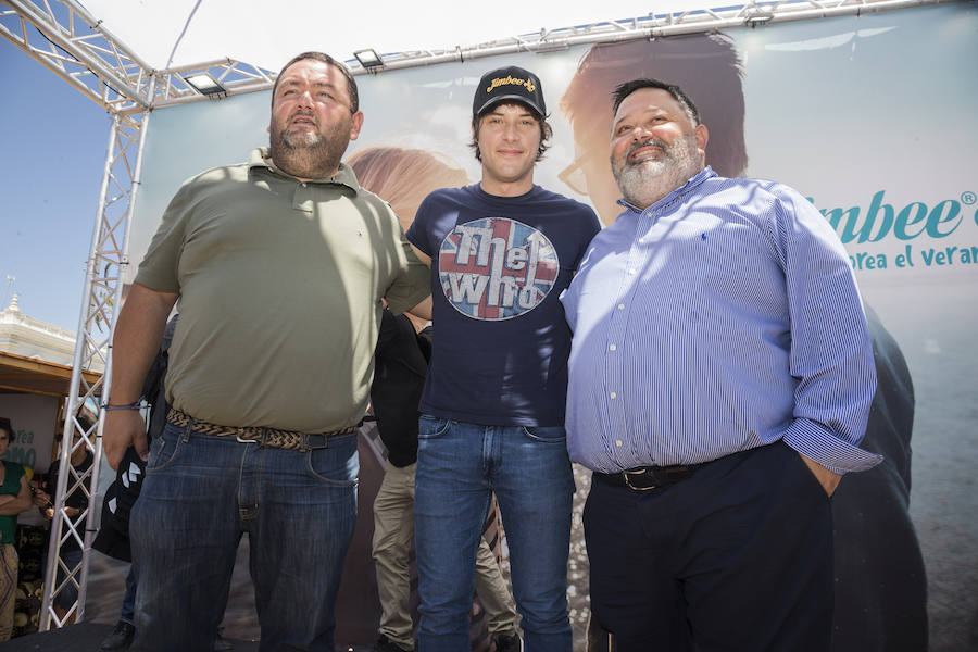 Cientos de personas se aglutinaron en la explanada del puerto para conocer a una de las estrellas de Masterchef y disfrutar de la gastronomía local