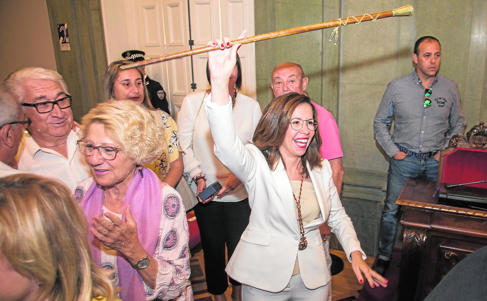 Ana Belén Castejón levanta la vara de mando en señal de triunfo tras ser reelegida, ayer, alcaldesa de Cartagena con el apoyo del PP y Ciudadanos. 