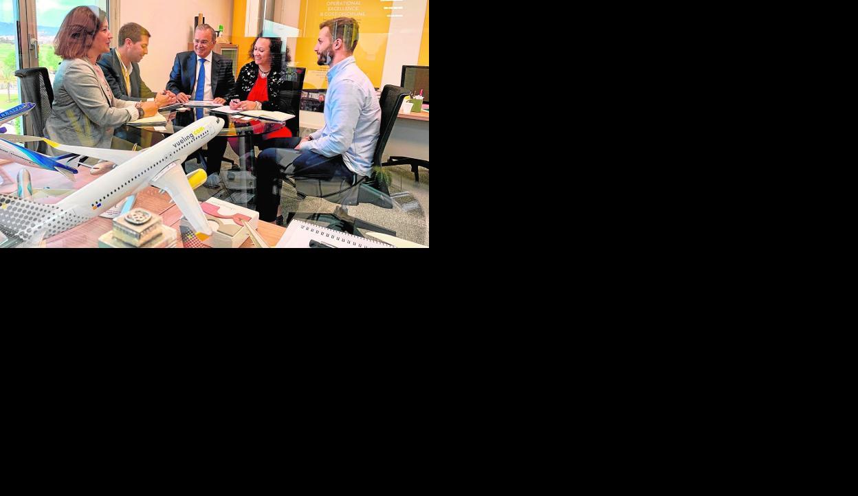 Patricio Valverde y Yolanda Muñoz, reunidos con directivos de Vueling. 
